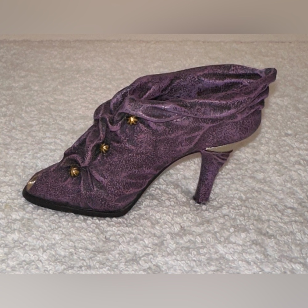 Just the Right Shoe Cloaked in Mystery Miniature Shoe. Circa 2000 Style #25113